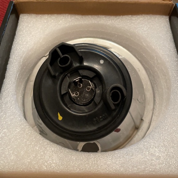 NWOT Motorcycle 5.75 inch headlight, plugs in - Picture 2 of 4